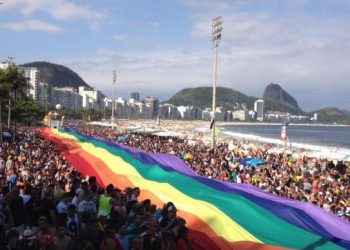 Um dos fundadores da parada, o coordenador do Programa Rio Sem Homofobia, Cláudio Nascimento, lembrou que na primeira edição do desfile, em 1995, havia apenas duas mil pessoas e que muitas usavam máscaras com vergonha de se expor