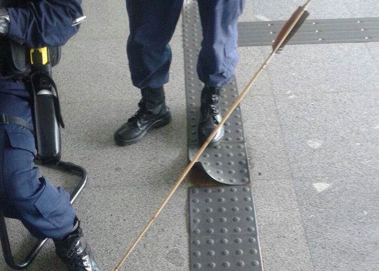 PM teve o pé atingido por flecha durante o protesto (Foto: PMDF/Divulgação)