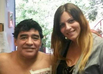 Maradona mostra a tatuagem no peito