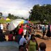 Vendedores ambulantes protestam e montam uma feira no Paço Municipal (Foto: Guilherme Coelho)