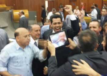 Vereadores da oposição comemoram a vitória sobre o bloco que apoiava o prefeito e o aumento do IPTU