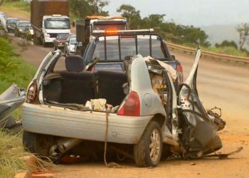 Renault Clio ficou completamente destruído (Foto: Divulgação)