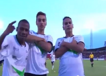 Jogadores do Goiânia comemoram um dos gols marcados contra a Linense