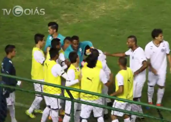 Jogadores do Goiás comemoram o gol marcado pelo atacante Erik