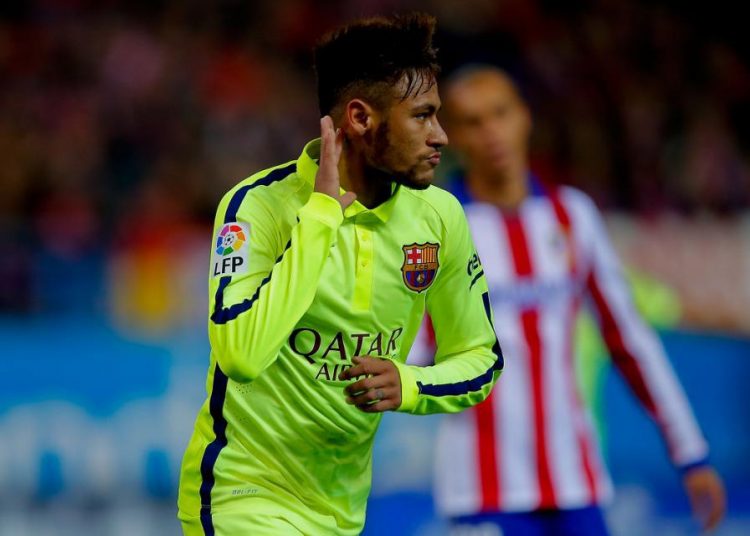 Neymar provoca torcida adversária depois de gol(Foto: Gonzalo Arroyo Moreno/Getty Images)