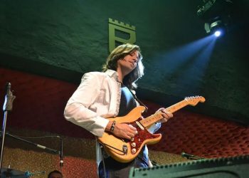 Músico traz no repertório clássicos de Eric Clapton e Muddy Waters