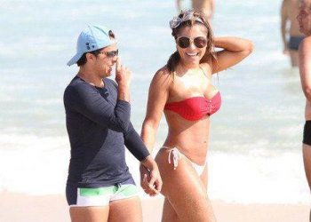 De férias com a namorada Andressa Ferreira, Thammy Miranda apareceu na praia da Barra da Tijuca