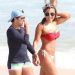 De férias com a namorada Andressa Ferreira, Thammy Miranda apareceu na praia da Barra da Tijuca