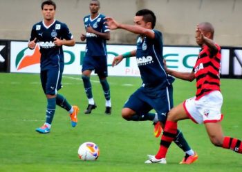 Esquerdinha ganha a bola do adversário, observado pelo volante Rodrigo (Foto: Site Goiás Esporte Clube)