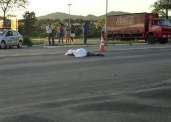 Corpo da vítima ficou no meio da rodovia (Foto: Divulgação/PRF)