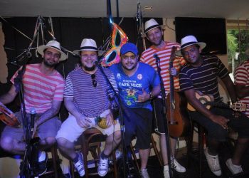 A partir das 12h, os DJS Jarson e Fábio Ferrá e o grupo Heróis de Botequim (foto) comandam a festa