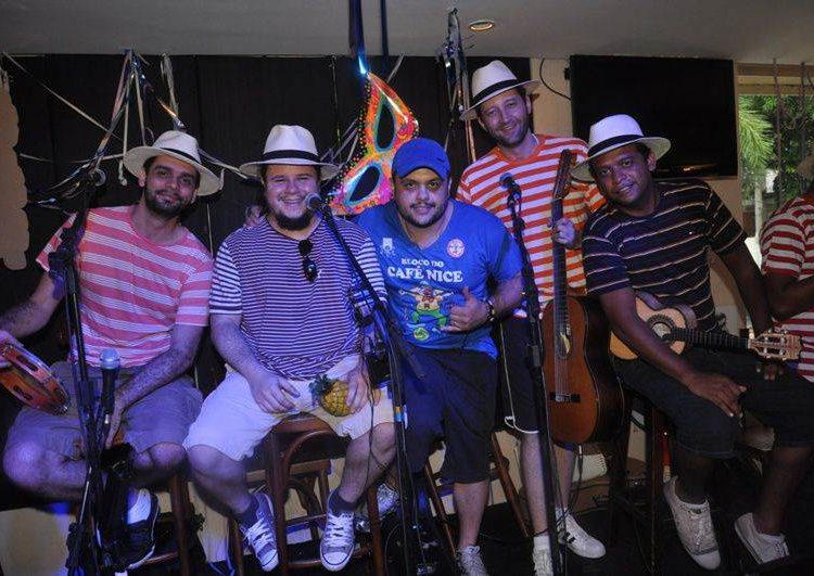 A partir das 12h, os DJS Jarson e Fábio Ferrá e o grupo Heróis de Botequim (foto) comandam a festa