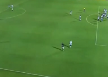 Felipe Menezes cobra falta que resultou no gol esmeraldino