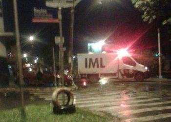 IML remove corpo de uma das vítimas (Foto: Divulgação/Whatsapp)