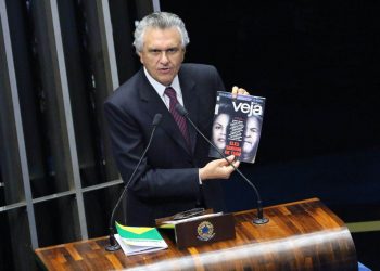 Caiadolembrou a capa da revista Veja em que tratava da delação de Alberto Youssef sobre o conhecimento de Dilma e Lula sobre o esquema do Petrolão / Foto: Sidney Lins Jr