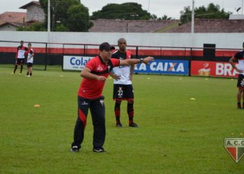 Marcelo Martelotte orienta jogadores em treino (Foto: Fábio Marques/Atlético)