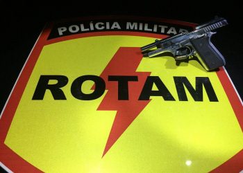 Pistola apreendida com os suspeitos (Foto: Divulgação/PM)