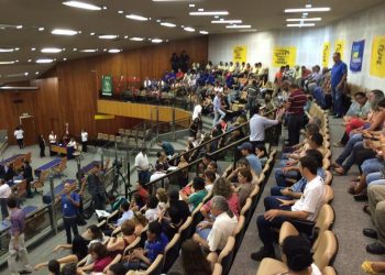 Câmara cheia de servidores assistindo a votação. / Foto: Twitter, Tayrone Di Martino