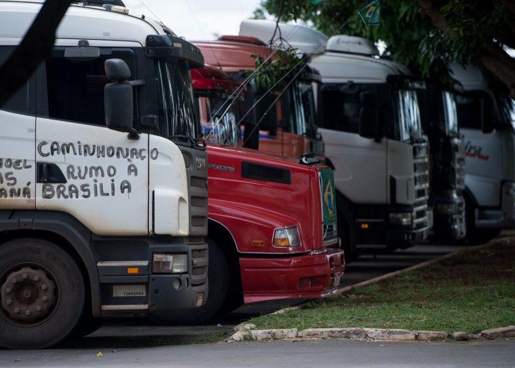 Paralisação mostra força dos caminhoneiros que sustentam o País.  / Foto: Marcelo Camargo (Agência Brasil)