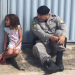 Sargento Dellon consola criança que presenciou briga dos pais (Foto: Divulgação/PM)