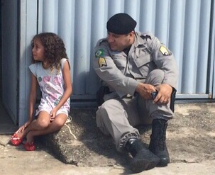 Sargento Dellon consola criança que presenciou briga dos pais (Foto: Divulgação/PM)
