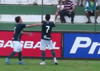 Ruan comemora com a torcida o gol marcado contra o Itumiara