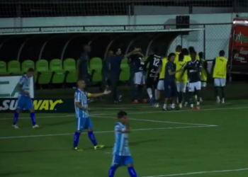 Jogadores do Goiás comemoram, ao fundo, o gol de Danilo