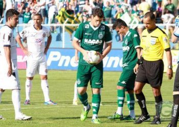 Felipe Menezes pega a bola para cobrar o pênalti marcado no início do jogo (Foto: Site Goiás)