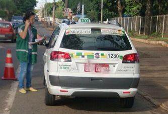 Taxi é fiscalizado em Goiânia (Foto: Divulgação)