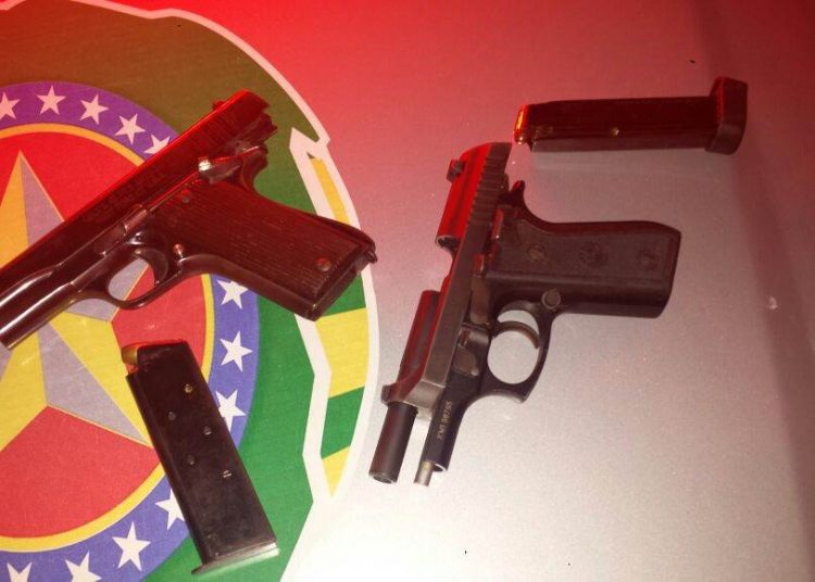 Pistolas apreendidas com os suspeitos (Foto: Divulgação PM)