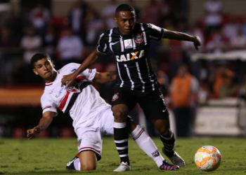 Denílson disputa a bola com o volante Elias (Foto: Site Oficial São Paulo)