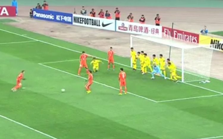 Montillo faz gol por cima de bloqueio de nove jogadores / Foto: Reprodução Youtube