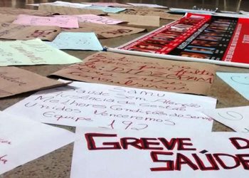 Cartazes confeccionados durante oficina, mostram indignação dos grevistas / Foto: Jornal Opção
