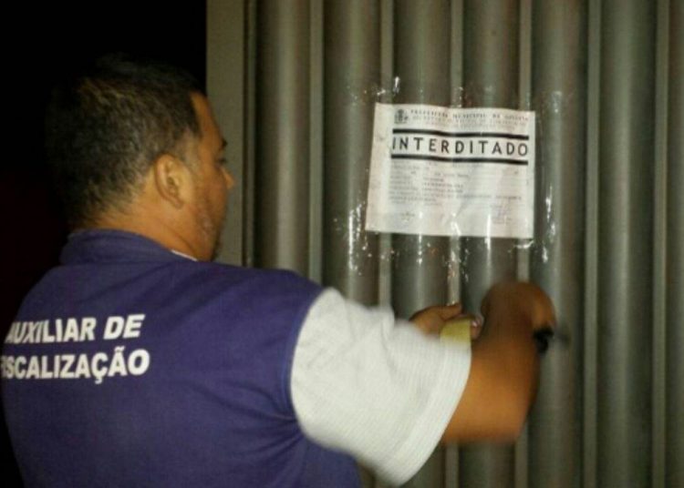 Agentes da Secretaria Municipal de Fiscalização interditaram os estabelecimentos na noite desta quinta-feira (9) / Foto: Secom