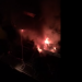 Bombeiros tentam apagar o fogo dos veículos (Foto: Reprodução)