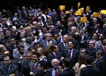 Deputados comemoram após o fim da votação na Câmara (Foto: Reprodução)