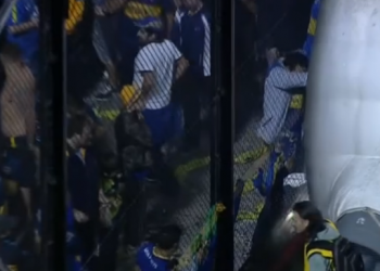 Torcedor do Boca Juniors é flagrado jogando gás de pimento no túnel dos jogadores do River (Foto: Reprodução)
