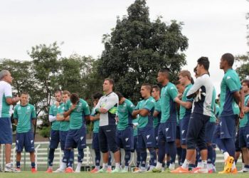 Hélio dos Anjos conversa com jogadores em treino no CT (Foto: Site Goiás)