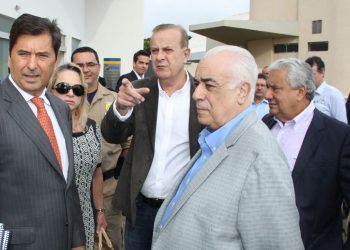 Ministro dos Transportes acompanhado pelos prefeitos Maguito Vilela e Paulo Garcia (Foto: Divulgação)