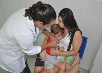 Criança é imunizada contra gripe (Foto: Divulgação)