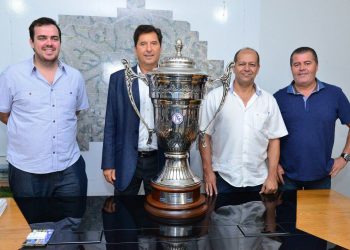 Taça de vice-campeão é levado ao prefeito de Aparecida / Foto: Secom