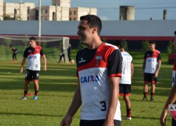 Lino está confirmado na zaga rubro-negra (Foto: Fábio Marques/Site Atlético)
