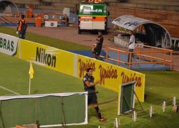 Murilo comemora gol com a torcida (Foto: Fábio Marques/Site Atlético)