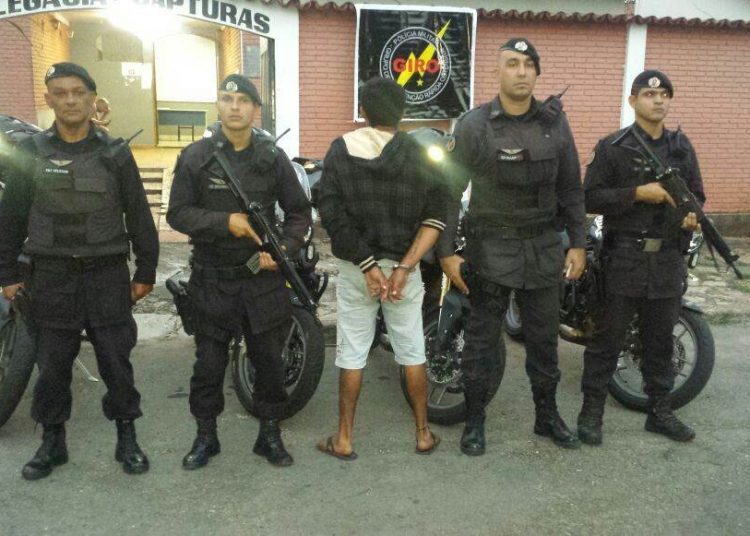 Acusado preso por policiais do Giro (Foto: Divulgação Polícia Militar)