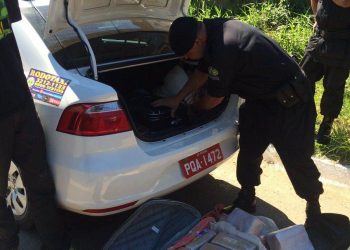 Droga foi encontrada no porta malas do táxi (Foto: Divulgação PM)