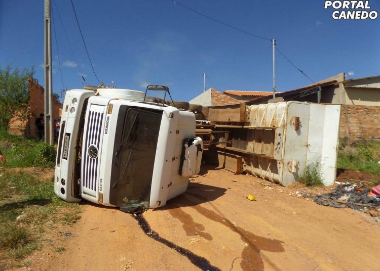 Caminhão tomba no Recanto das Oliveiras (Foto: Portal Canedo)