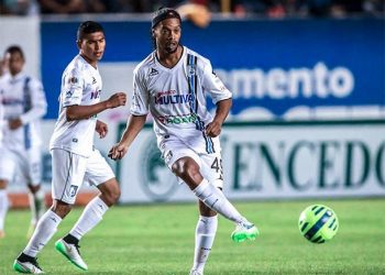 Ronaldinho marcou, de falta, o segundo gol do Querétaro no jogo