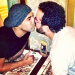 Sheik postou em 18 de agosto de 2013 no seu perfil, no Instagram, a imagem dele beijando o amigo Isaac Azar (Foto: Reprodução / Instagram)