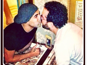 Sheik postou em 18 de agosto de 2013 no seu perfil, no Instagram, a imagem dele beijando o amigo Isaac Azar (Foto: Reprodução / Instagram)
