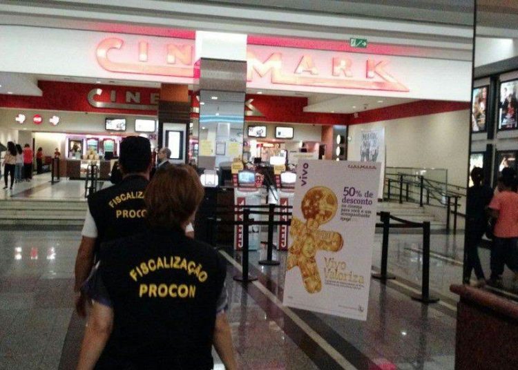 Ação aconteceu em shopping no Jardim Goiás e foi motivada por denúncia de consumidor (Foto: Secom)